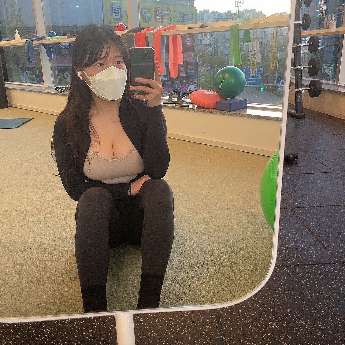 引人注目的好身材！网红Babypink身前的车头灯照亮黑夜的路人们