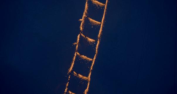 玩火上瘾3分钟烧掉百万!被外媒泼脏水的中国男人,凭啥一战封神