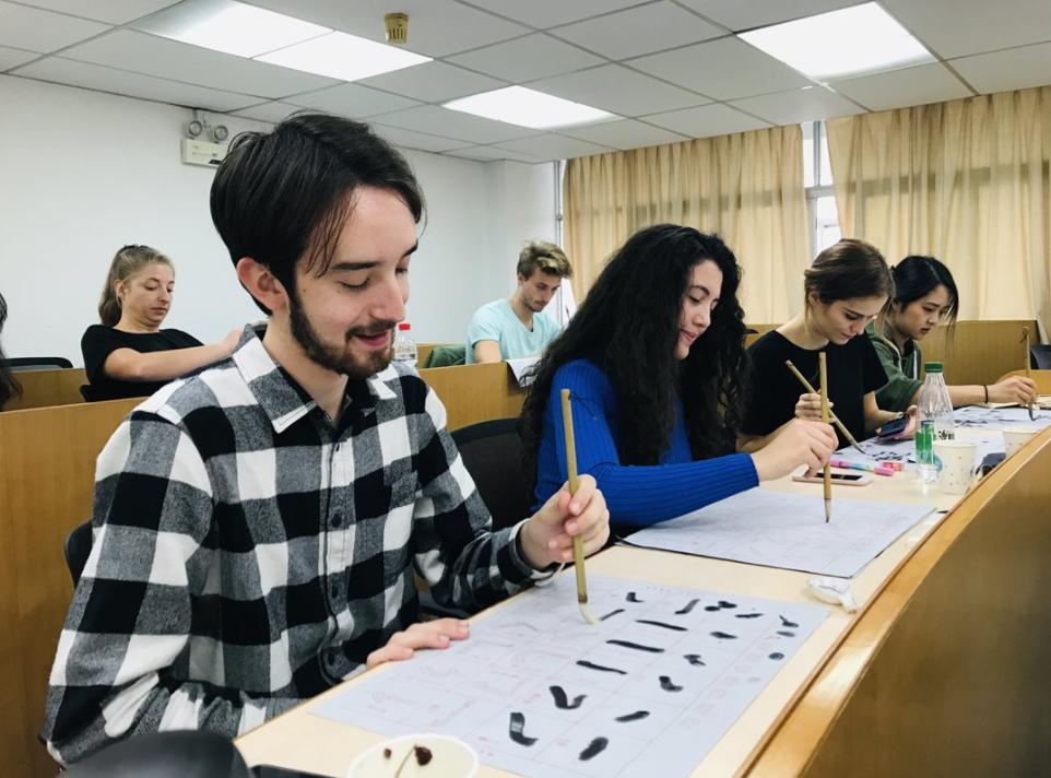 国外人考中国试卷网友看了笑喷了,外国人考中文试卷哭了