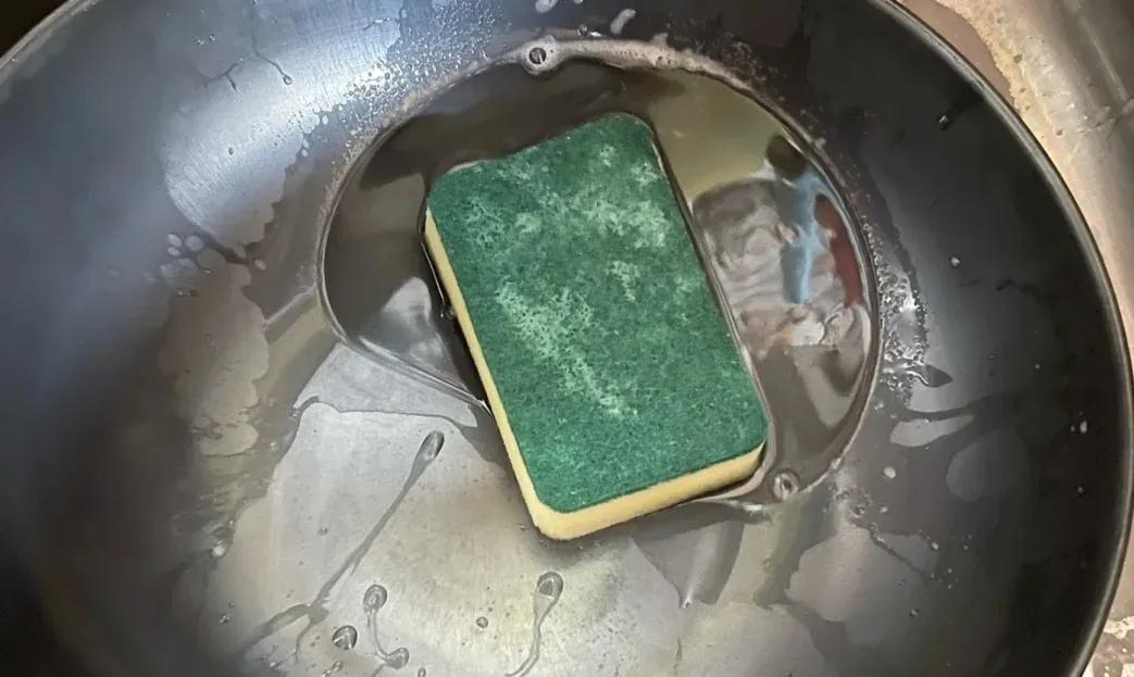 新买的铁锅如何不用油开锅,新买的铁锅怎么开锅不生锈