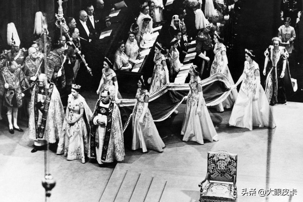 伊丽莎白二世白金汉宫冷知识,英国女王伊丽莎白二世穿衣