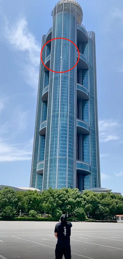 小伙模仿电影练成摘叶飞花,东方不败的飞花神功