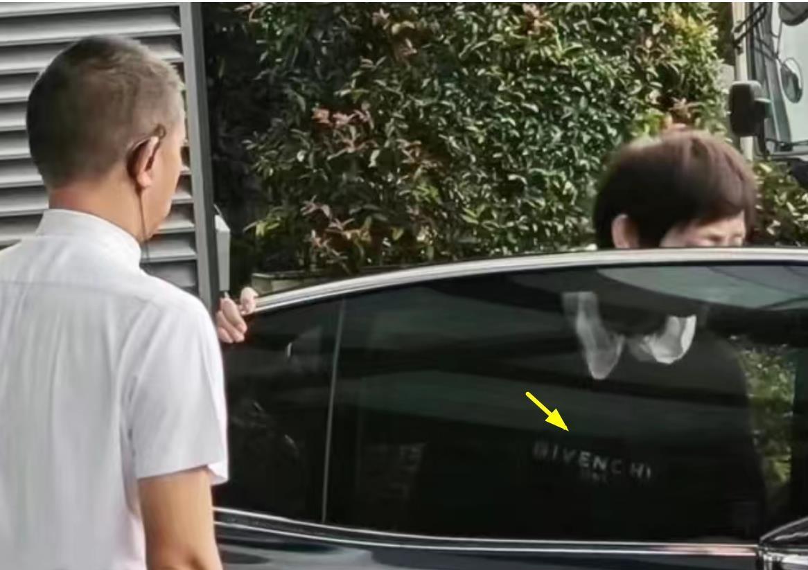 王祖贤厦门再被偶遇，住900元豪华酒店，被曝将在国内定居！