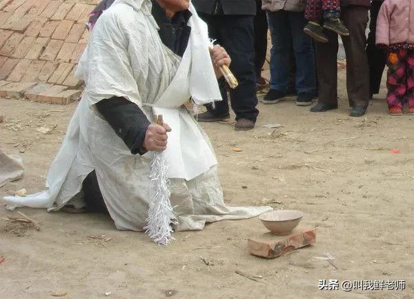 哭丧棒是用什么做的,葬礼孝子手拿孝棍什么意思