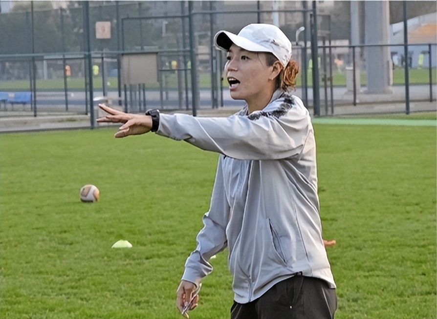 她从门将到“职业教练”最大心愿想试试带男足