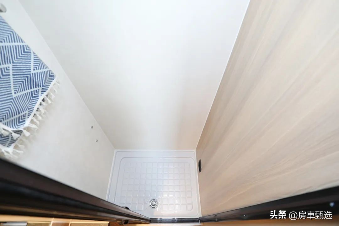 豪华型干湿分离房车,爱旅490拖挂房车价格