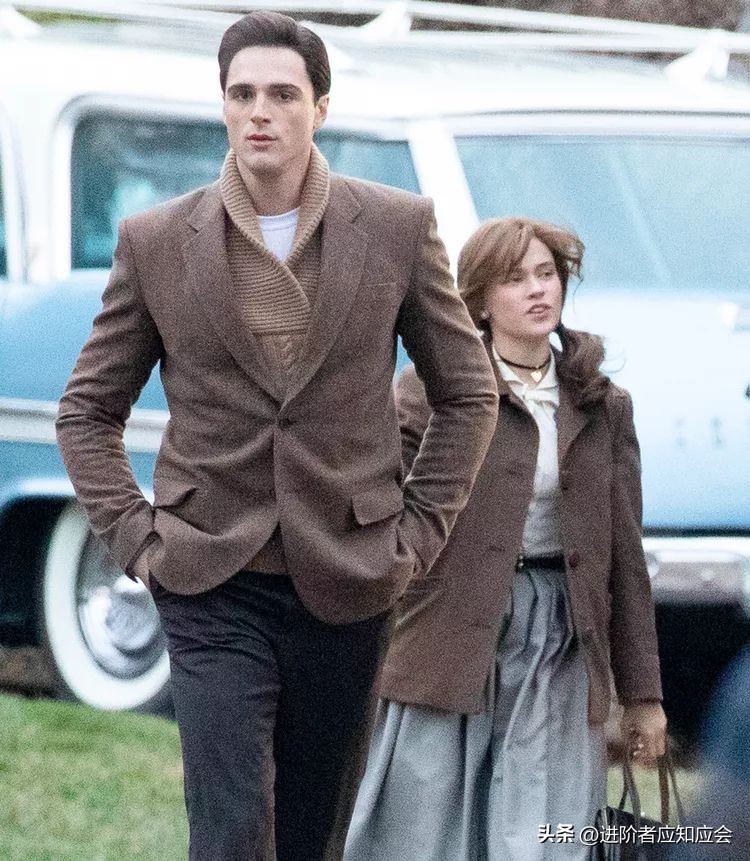 欧美明星时尚街拍2019年7月30日,欧美老年时尚博主穿羽绒服街拍