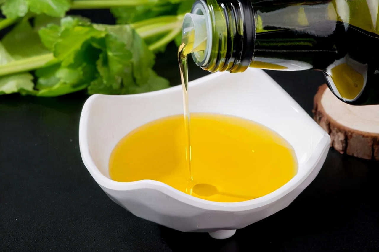 最不健康的油是什么油？大豆油吗？医生提醒：这两种油平时要少吃