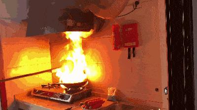 香烛引起家中起火，竟这样灭火！