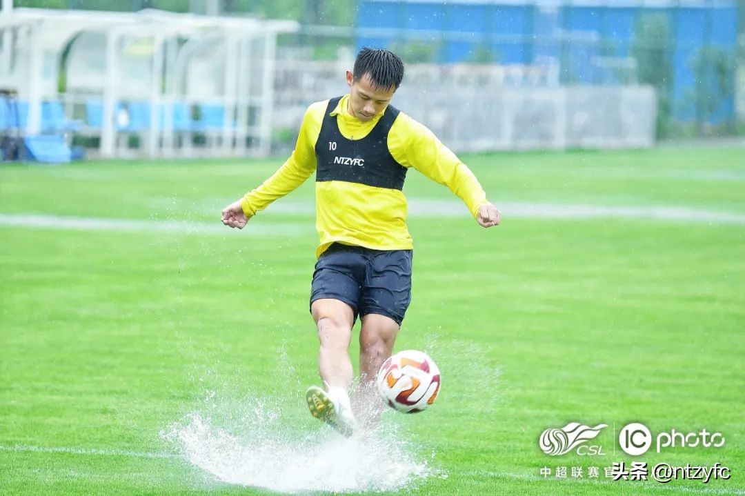 璧涘満涓婄殑鎴戜滑闇告皵鍗佽冻,璧涘墠鑷俊婊℃弧