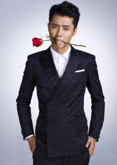 张丹峰洪欣风波后首次合体亮相,张丹峰怀柔拍戏