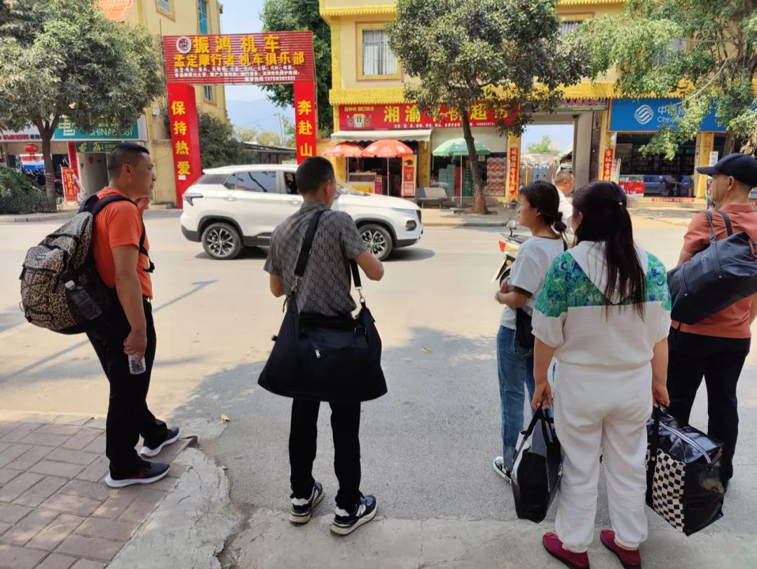 被骗缅北孩子家长盯着画面找人,陷入缅北电诈的孩子徘徊边境