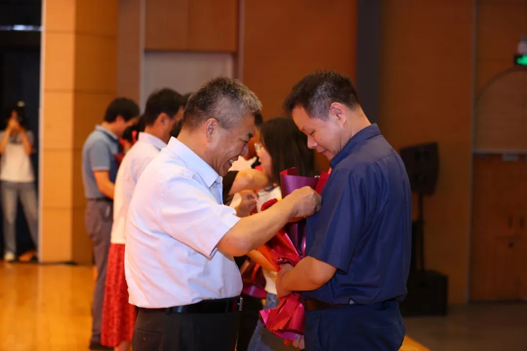 他们今日荣休，桃李天下！衷心祝节日快乐！