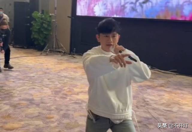 张杰为女足献唱在哪儿,张杰为女足献歌铿锵玫瑰