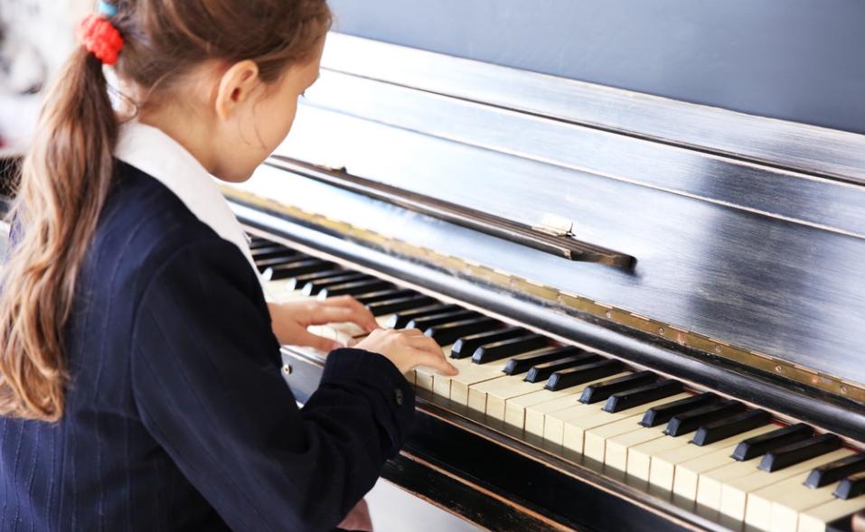 钢琴即兴伴奏在音乐教学中的作用,钢琴即兴伴奏公开课教学设计