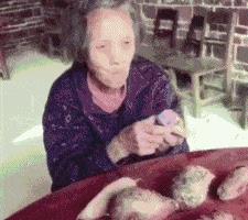 突然冒出一片气泡,突然冒了小小的水泡泡