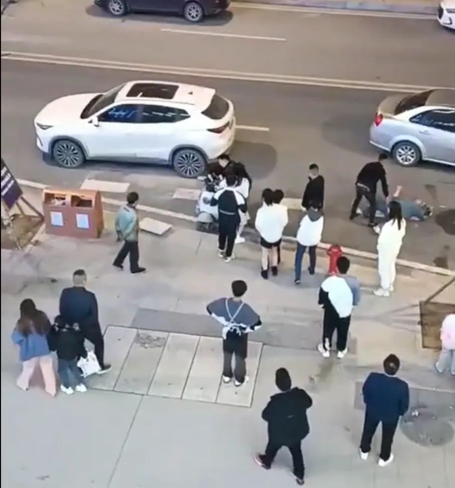 男子踹飞女孩应该怎么判,男子踹飞女孩原视频