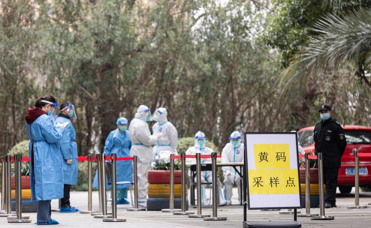 女孩早上爬墙去约会，私密处被保安倒刺刺伤，女孩：好尴尬