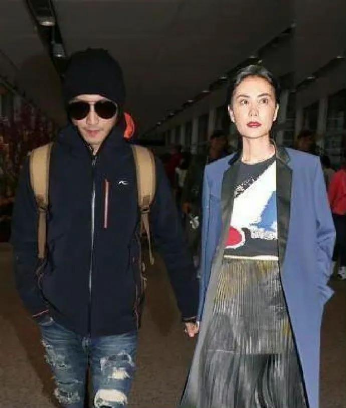 王菲谢霆锋世纪大复合大牵手图片,王菲谢霆锋牵手而行再现世纪牵手