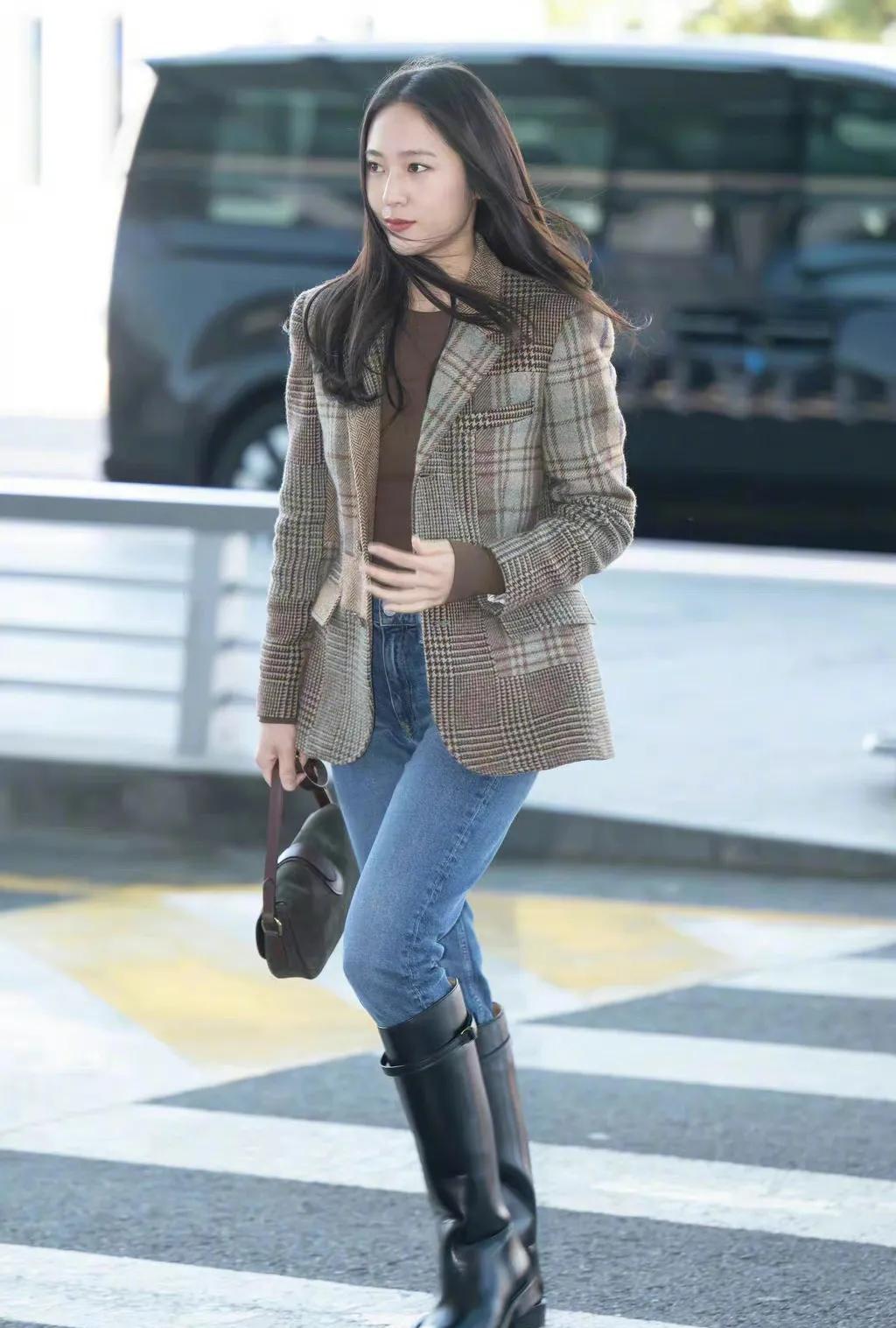 郑秀晶衬衫牛仔裤搭配,郑秀晶穿搭小白鞋条纹t恤