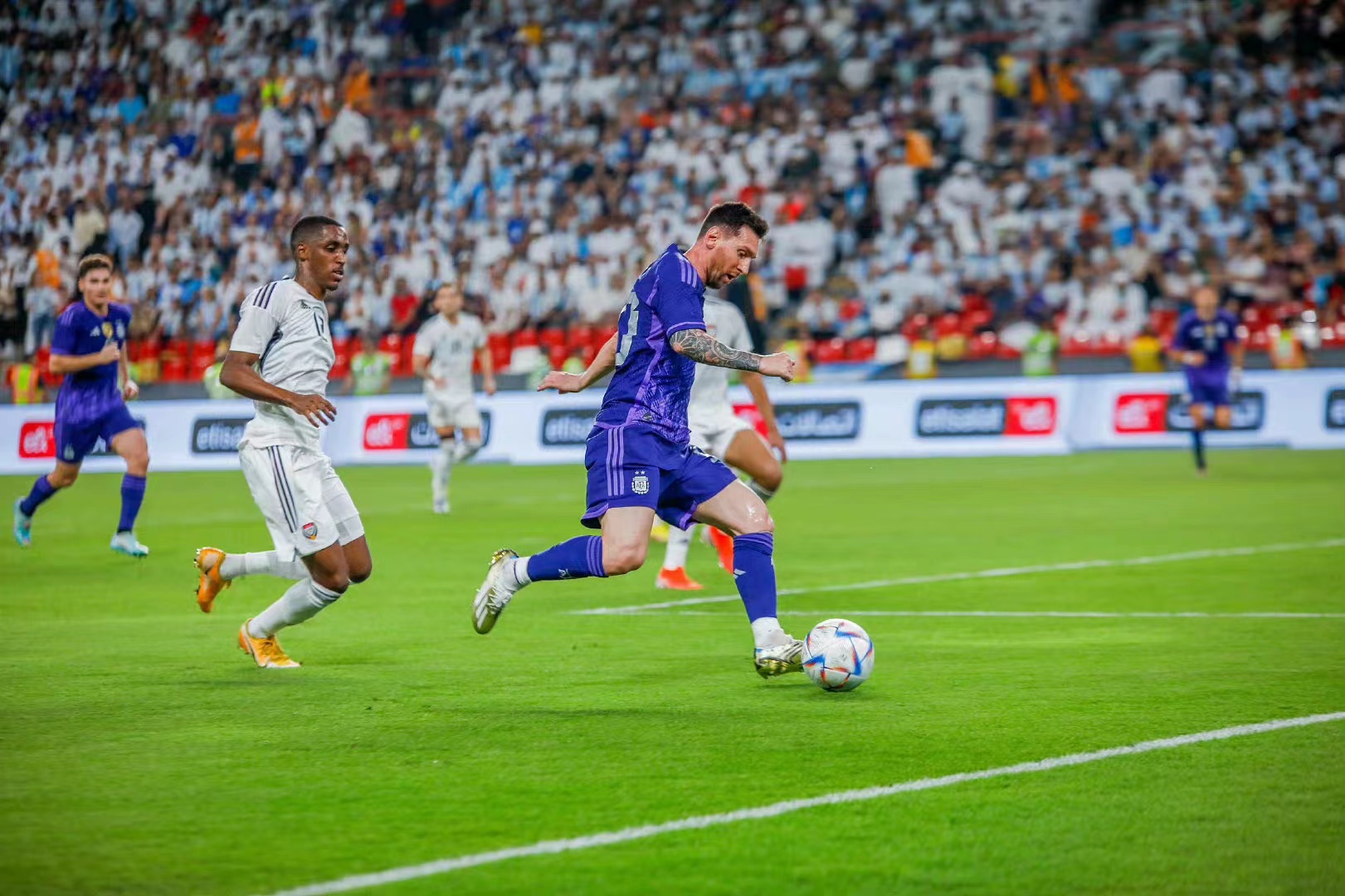 梅西穿上阿迪达斯定制的世界杯球鞋:金光闪闪+搭配阿根廷的蓝色