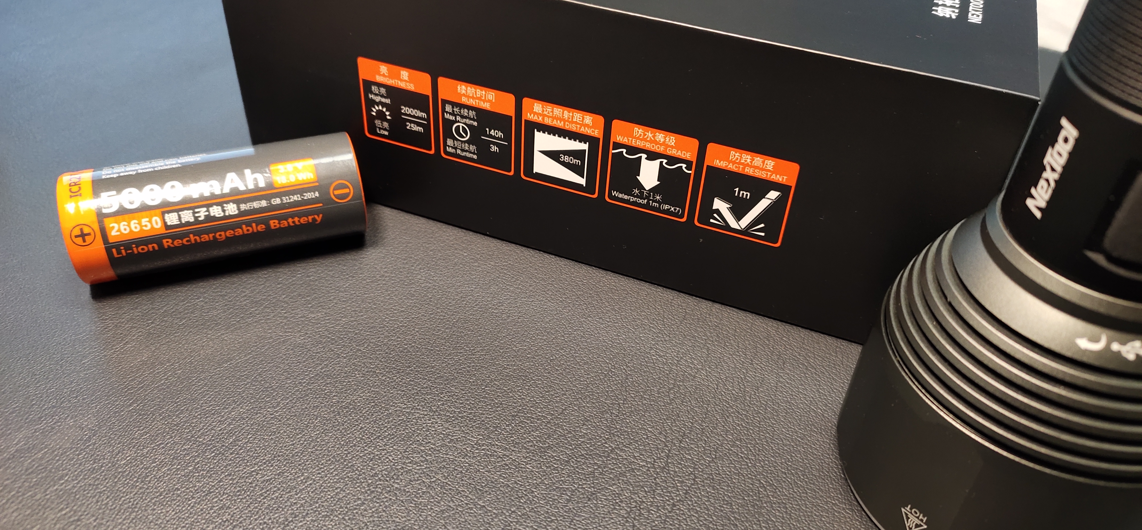 手持版探照灯，大能量长续航徒步户外可靠无忧