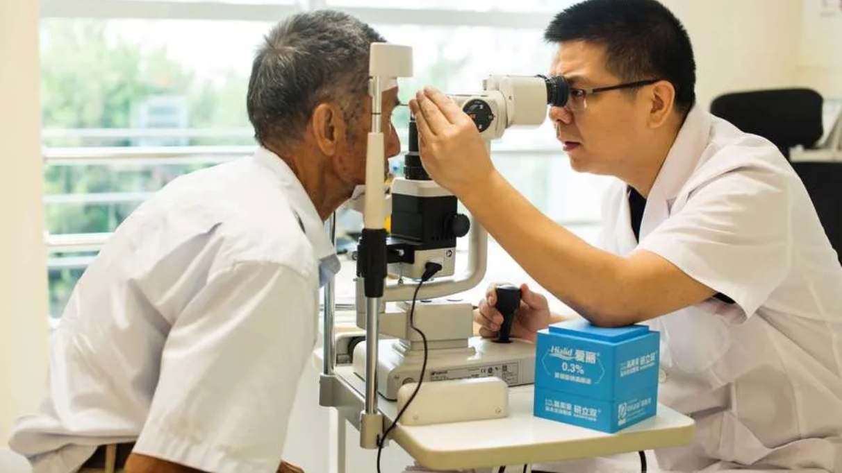 眼睛干涩、模糊，还有救吗？对眼睛好的4类营养素，早知早受益