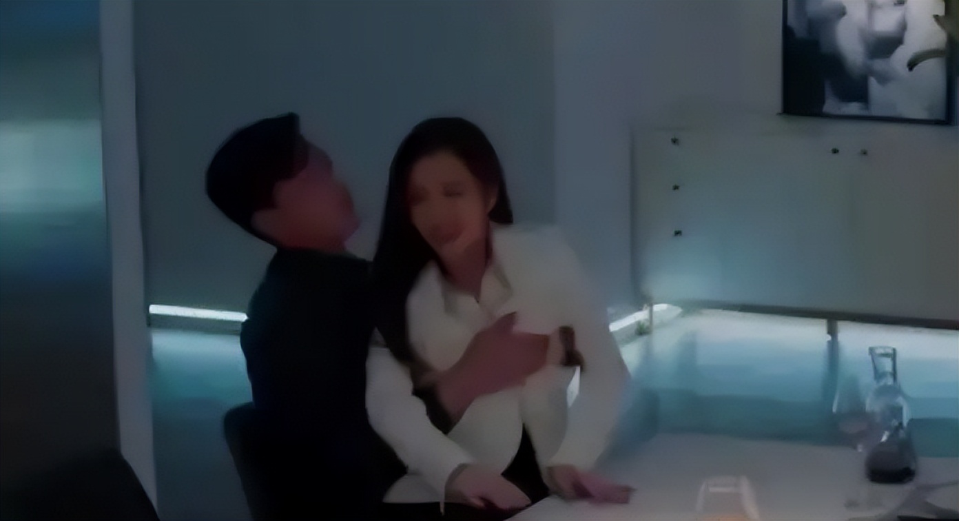 借拍戏之名，袭胸、摸腿、扯内衣，这些“咸猪手”，该管管了