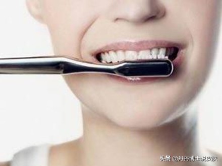 下巴上反反复复长硬疙瘩,下巴脸颊两侧反反复复长痘原因