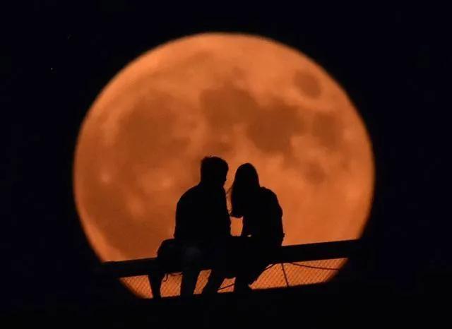 文笔挑战续写作文加分,续写那不是我的月亮