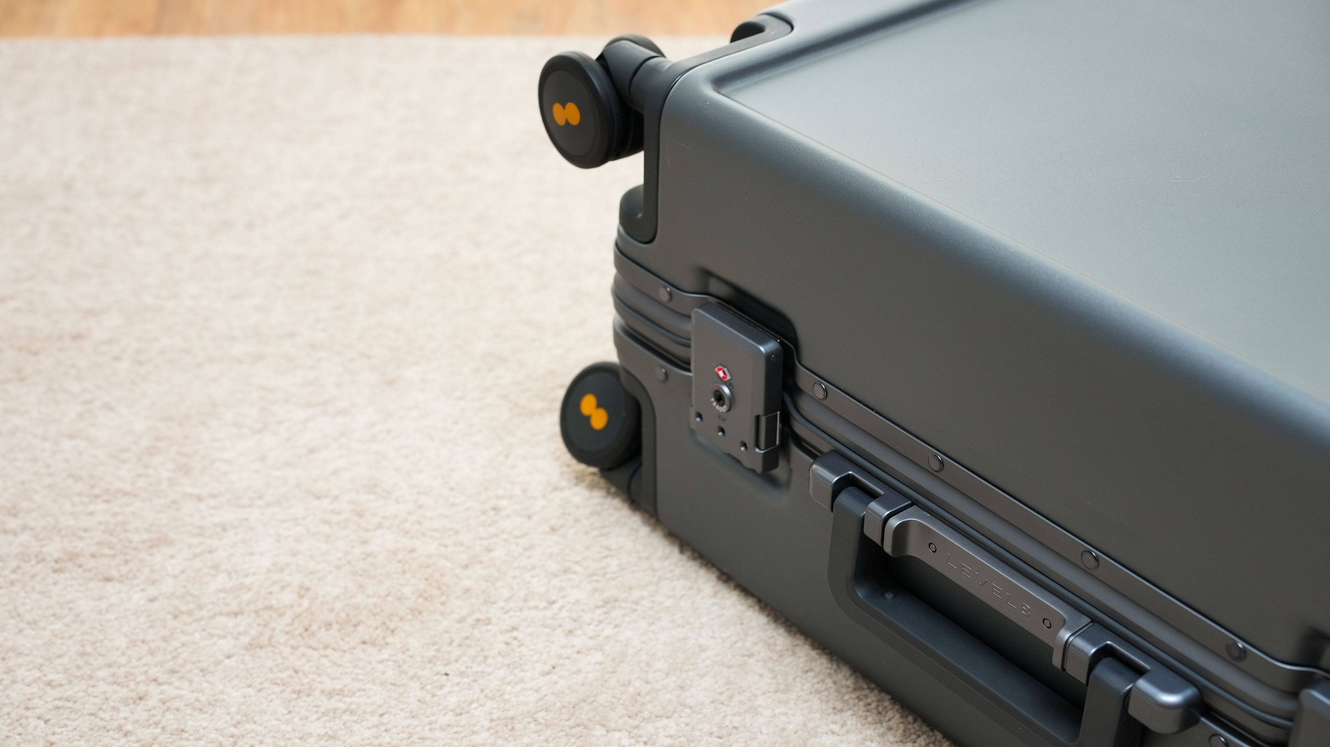 外交官行李箱和地平线8号哪个好 (出门旅游行李箱大小推荐)