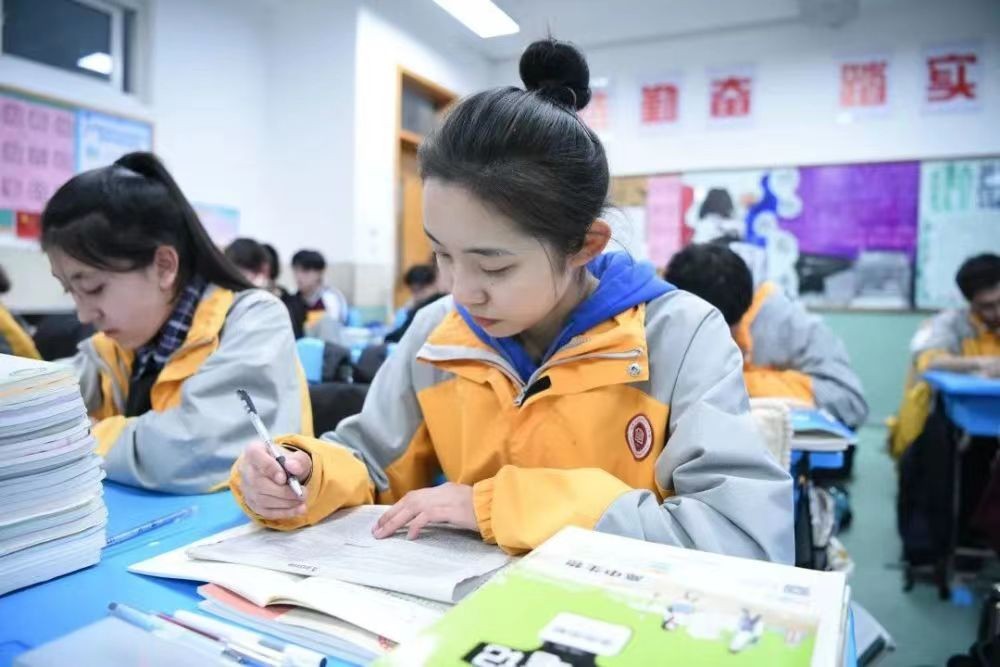 甘肃某高中男生*窥偷**女宿舍视频曝光，让人感慨：不要低估人性的恶