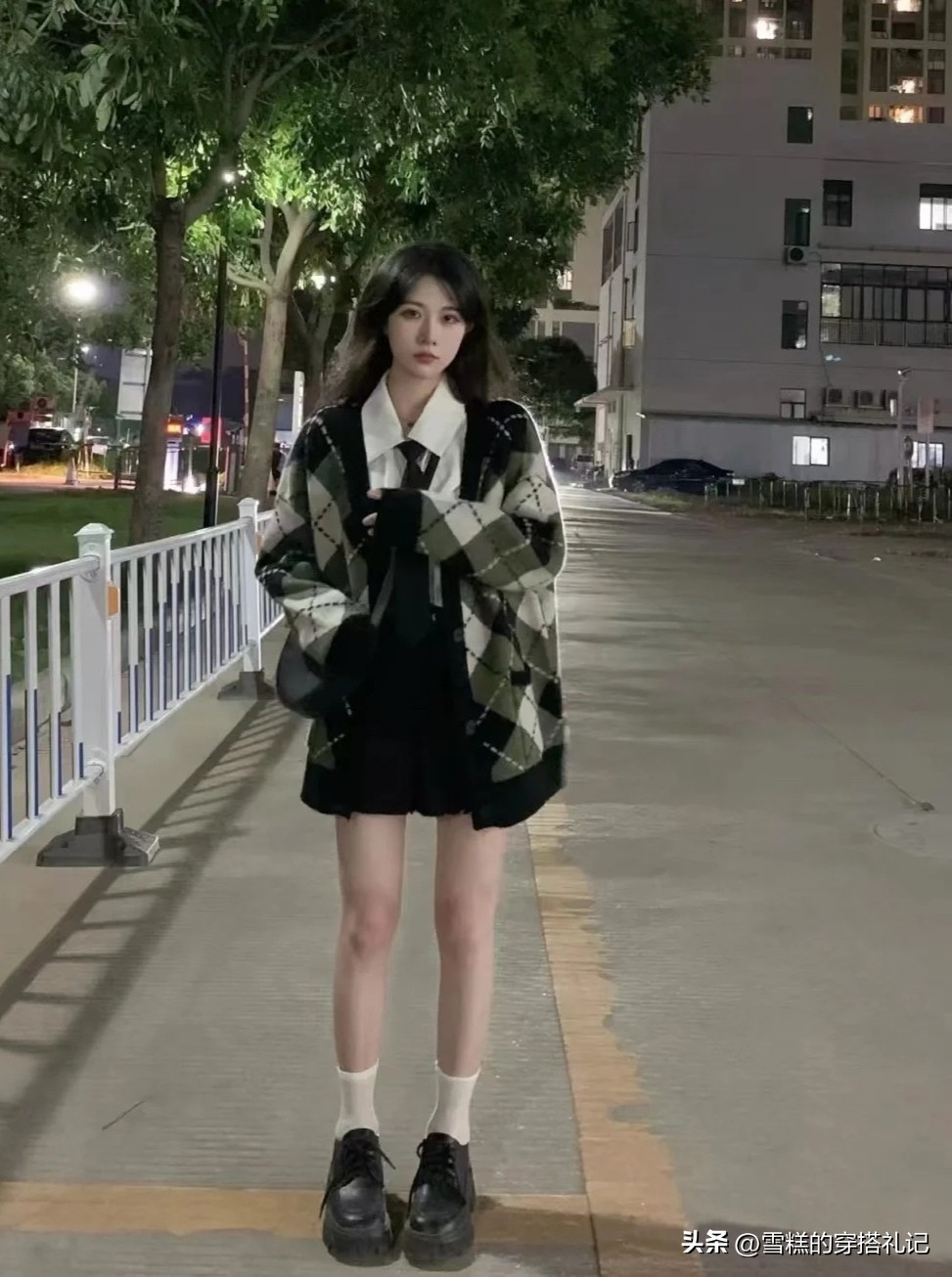 毛衣宽松慵懒风配小脚裤配靴子,搭配裙子裤子都好看的冬季鞋子