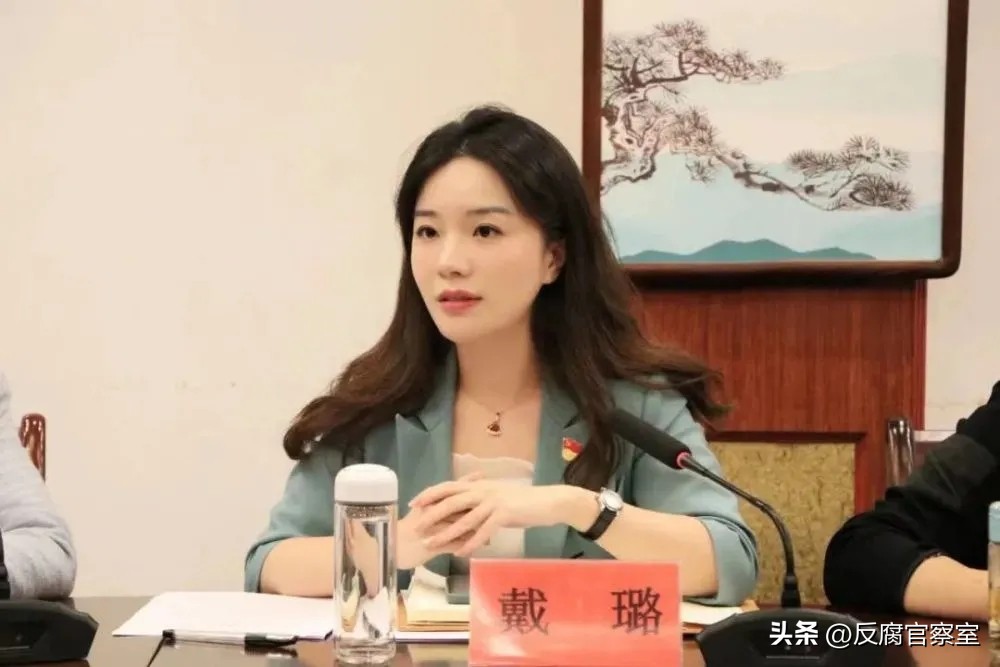 贪官夫妻，妻子靠身体一路高升，丈夫主动带绿帽求升官，细节辣眼