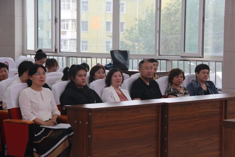 做快乐教师享幸福人生——齐市第二十九中学邀请专家讲座纪实