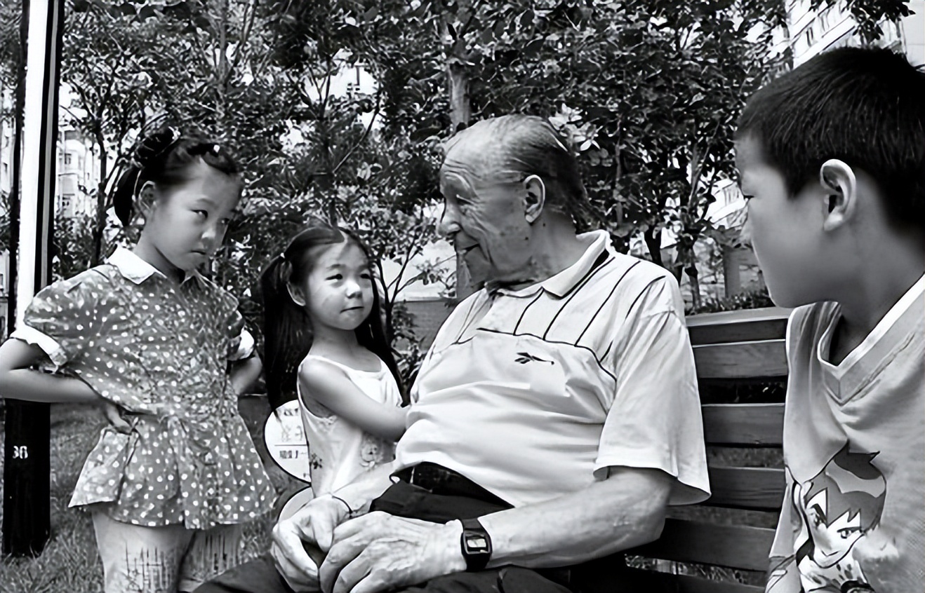 中国小伙为报答英国孤寡房东,中国小伙为瑞士房东养老送终