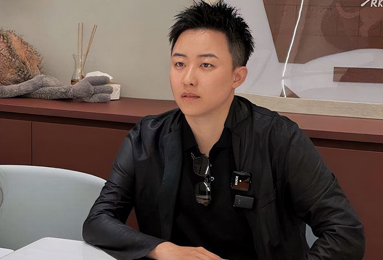 4年前，那个花50万买精子生五国混血的吉林妈妈，如今生活怎样了