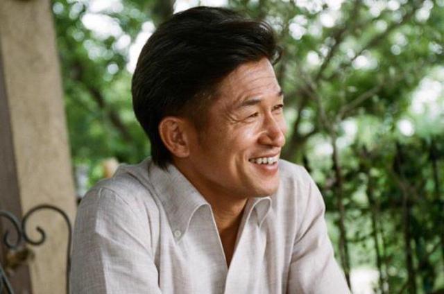 55岁足坛活化石遭8队抢着要！是物有所值？还是被当做“吉祥物”