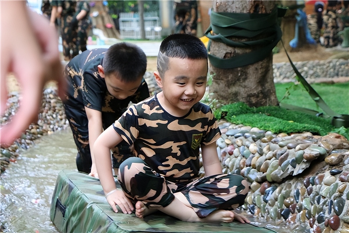 童心向*党**我是中国娃娃兵——丰泽区东海实幼举办“童心向*党**”2023届大班军事体验游戏活动