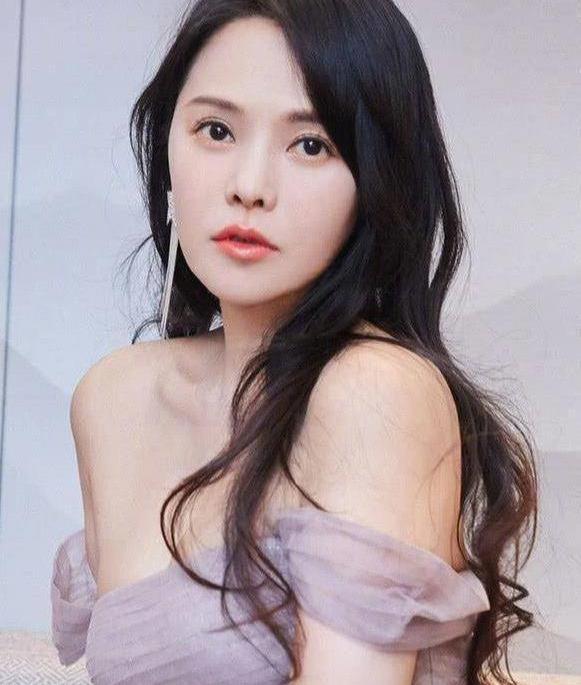 被母亲“锁铁链”，被姐夫打喂狗食，伊能静：曾活得像只野狗