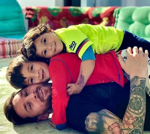 你怎能不爱梅西,你怎能不爱足球啊