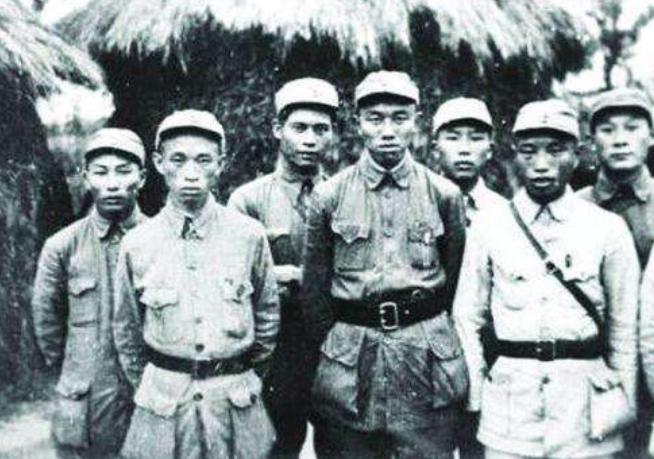 1985年裁军，昆明军区被撤，司令员张铚秀大感意外，政委：怎么办