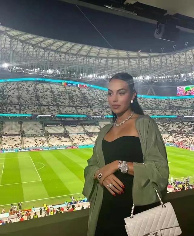 c罗和女友外出惊艳礼服抢眼,c罗穿钻石裙现身戛纳