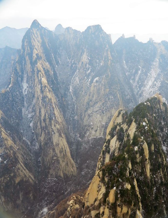 冬日里的华山银装素裹,冬日登上秦岭山脊