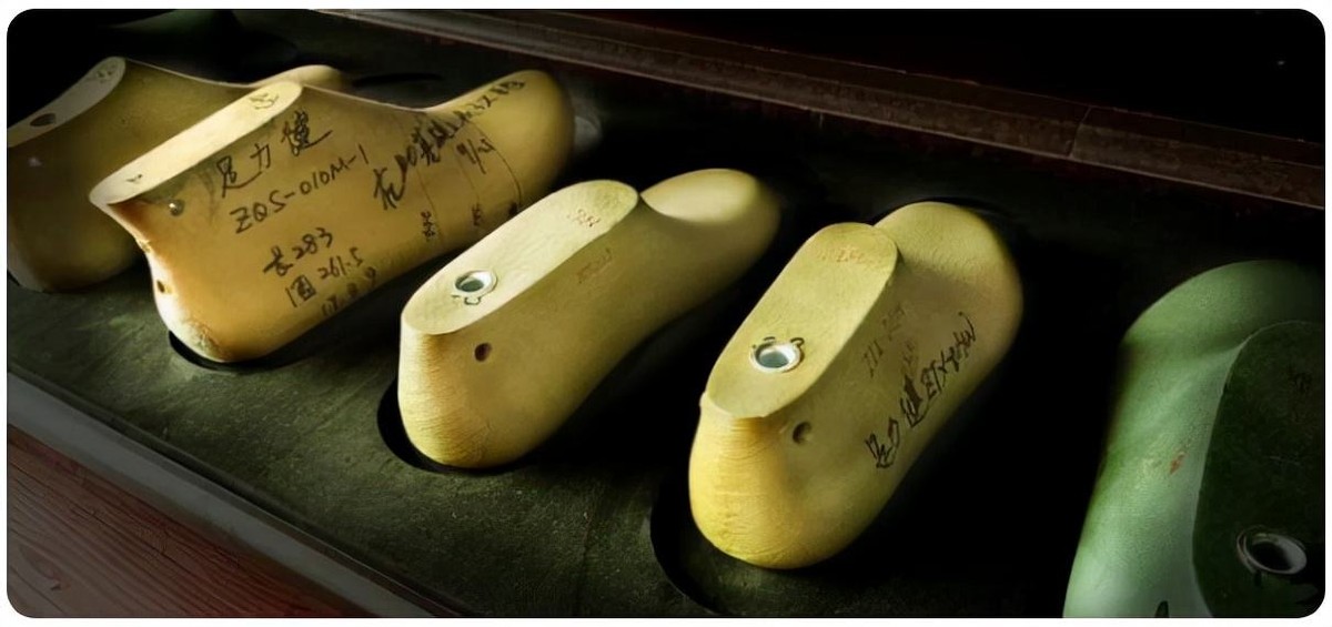 如何识别足力健老人鞋,年轻人的足力健老人鞋