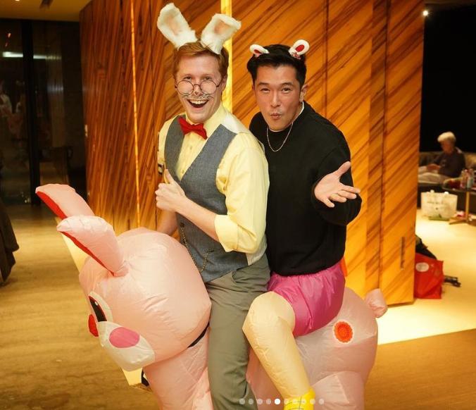 邱泽许玮甯参加好友婚礼太亮眼 (邱泽许玮甯甜蜜合照曝光)