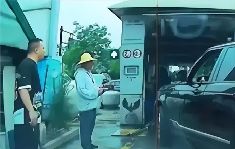网传男子开路虎插队洗车态度蛮横,路虎插队强行洗车的视频后续结果
