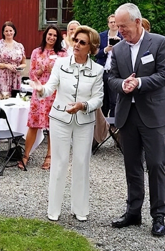 85岁平民王后替夫出席公务，大牌不断，婚姻竟然是欧洲最美满的？
