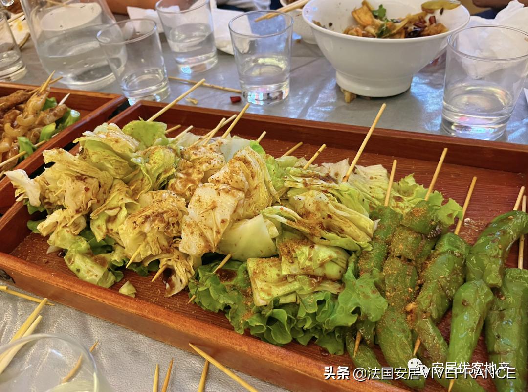 走起喝羊肉汤嘛！烤鱼毛血旺，还有生煎小面