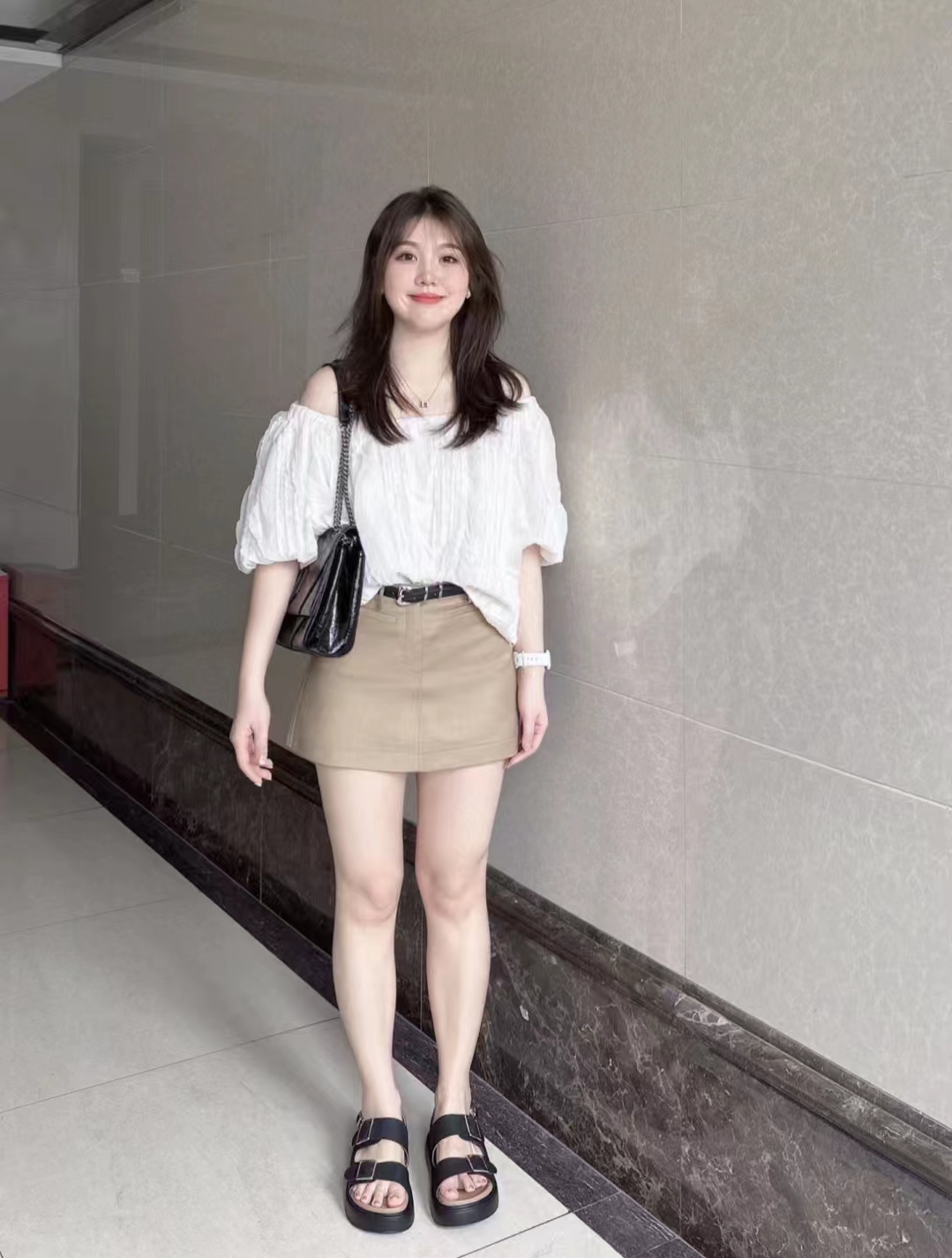 卡其色衣服怎样搭出高级感,早秋卡其色长袖衬衫外套高级穿搭